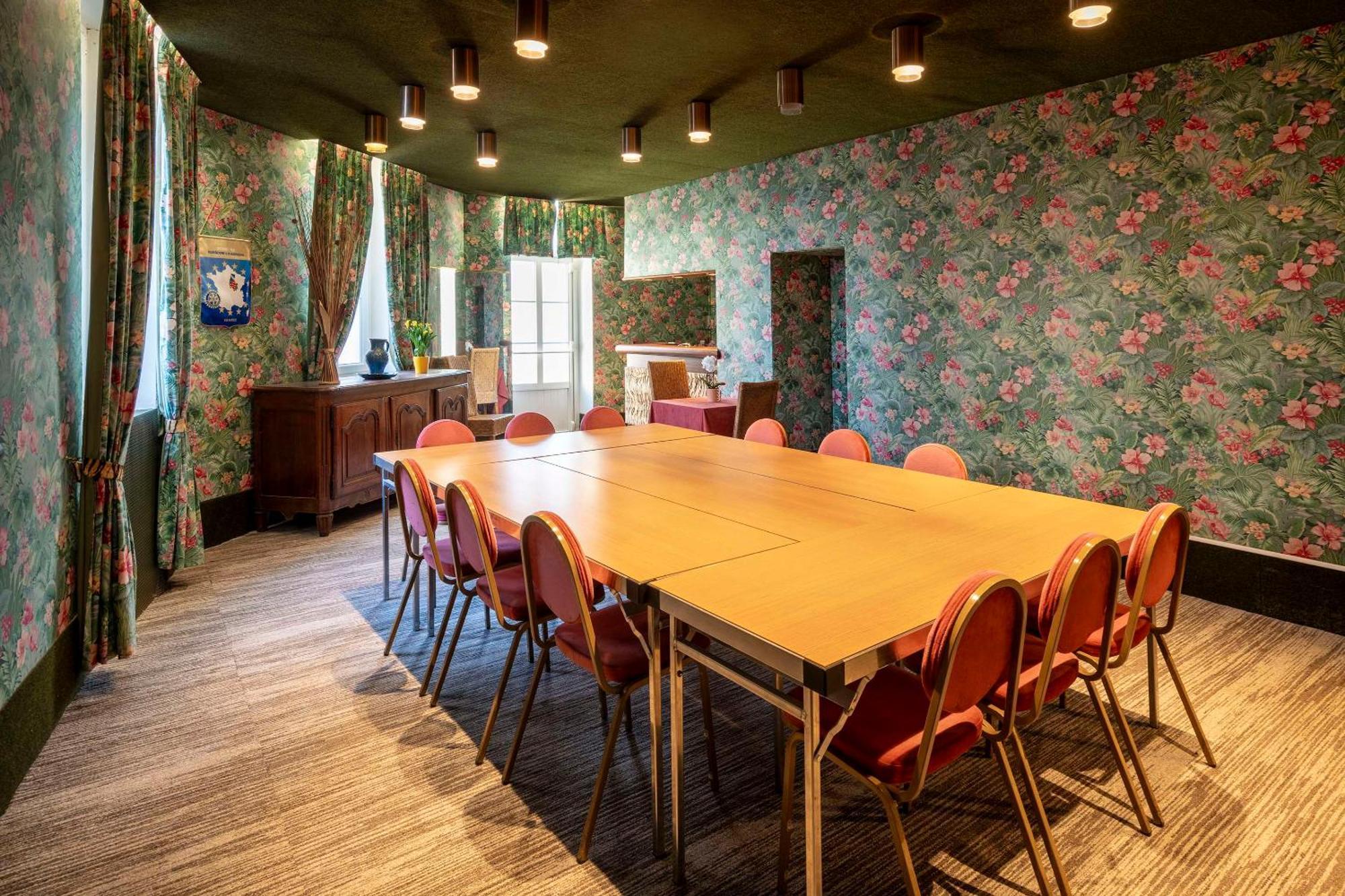 Best Western De Diane Nevers Bagian luar foto